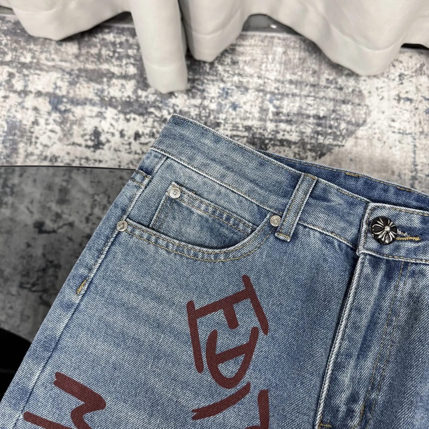 P240 Chrome hearts print stitching black leather classic washed jeans. Really restores the ultimate vintage texture. Three-dimensional version. Loose and comfortable, not picky on the figure. Looks taller and slimmer. Factory precision. Original factory quality control. Same style for men and women. Can be matched with couples. Versatile recommendation. Must-have jeans for all seasons. Fashionistas have been disappointed. From the quality selection of fabrics, the tailoring of details, and the matching of patterns, they are all impeccable! The upper body is so handsome when worn...it can be easily worn by men, women and children! The craftsmanship is made of heavy-duty washed pure cotton denim fabric. After washing, it is soft and thick. It is very stylish when worn on the body. Color: blue Size: 28 30 32 34 36